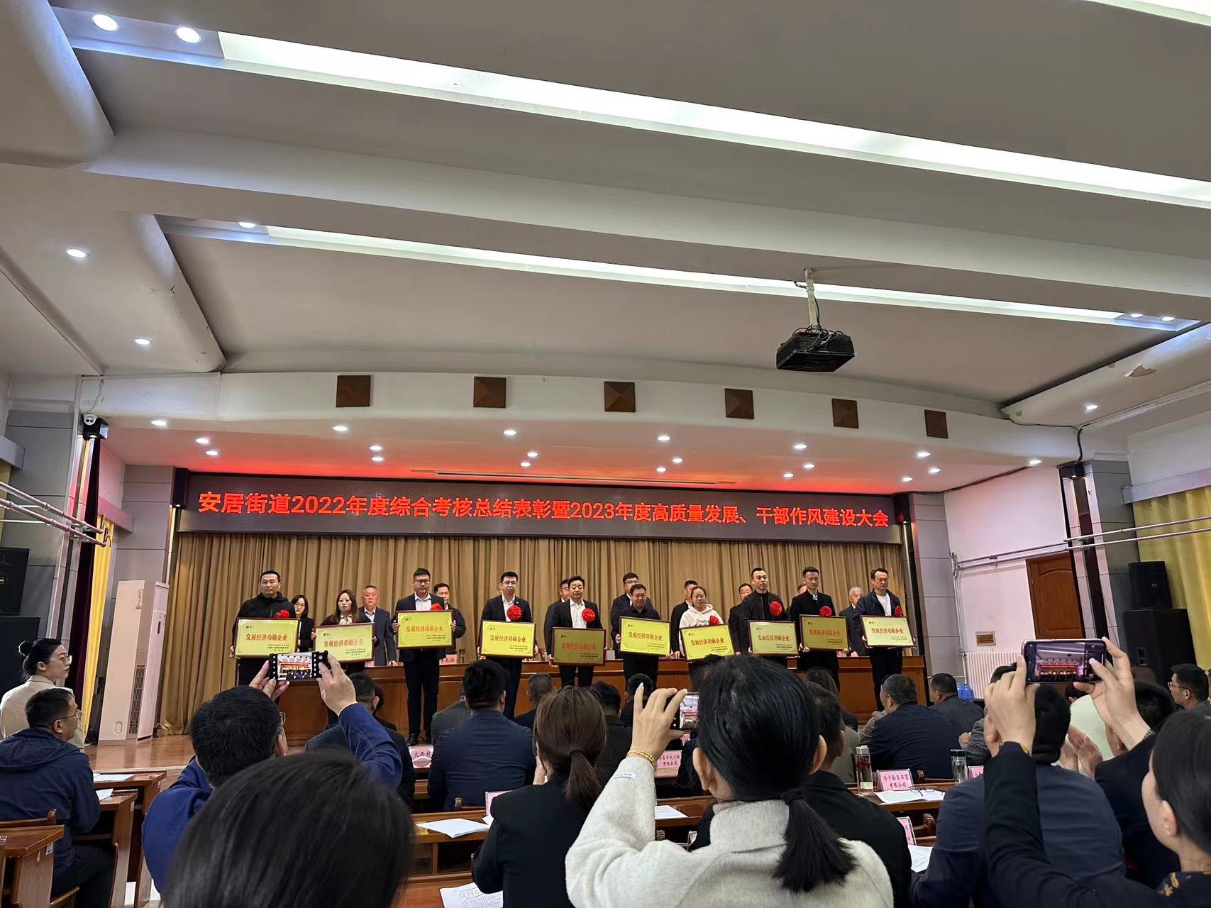 【濟(jì)寧大運(yùn)河駕?！繜崃易ＹR我校榮獲“發(fā)展經(jīng)濟(jì)功勛企業(yè)”表彰！(圖3)
