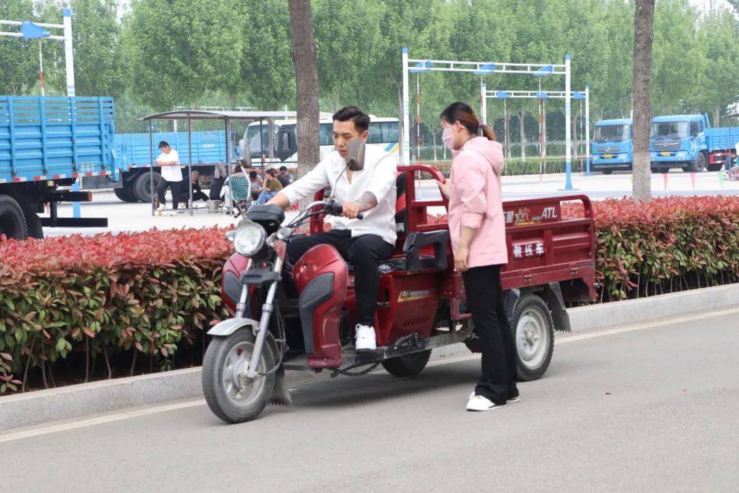 【濟寧大運河駕?！縿趧幼罟鈽s丨“五一”您學車我在崗！(圖3)
