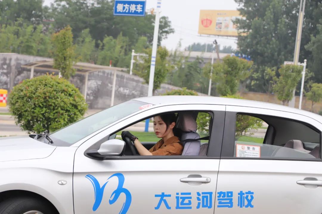 【濟寧大運河駕?！俊暗谑畬脤W車夏令營”第一批大學生順利拿證！(圖6)