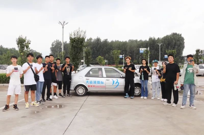 【濟寧大運河駕?！俊暗谑畬脤W車夏令營”第一批大學生順利拿證！(圖1)