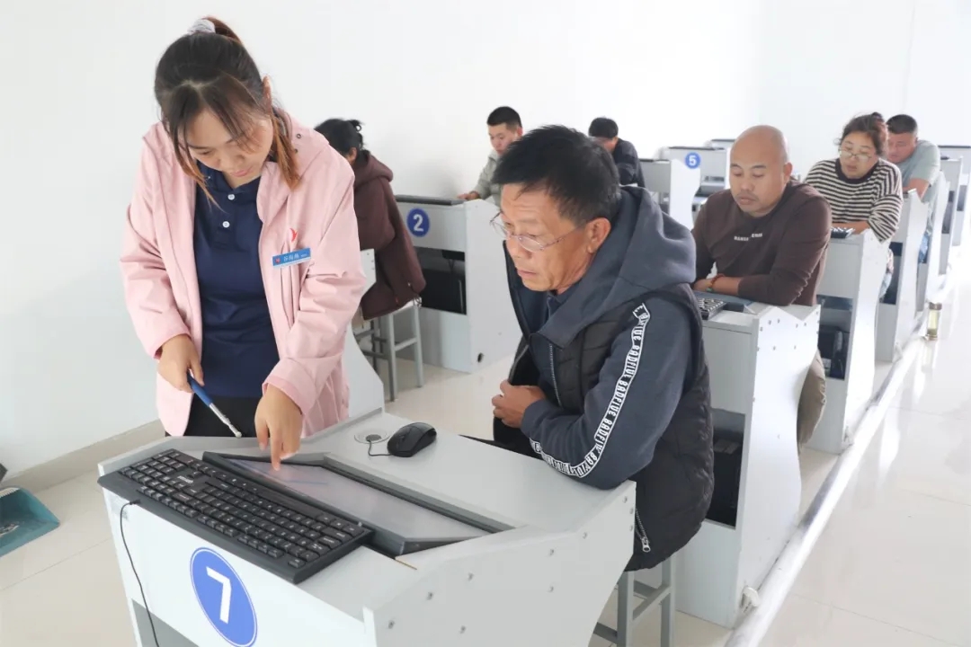 選擇“VIP易學(xué)班”，拿不到證全額退費(fèi)！(圖2)